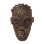 Miniaturmaske der ChokweAngola, Holz, H: 14 cm.- - -25.00 % buyer's premium on the hammer priceVAT