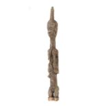 Kniende Maternitéafrikanisch, Holz, mit eingeschnittenem Narbenschmuck,H: 45 cm.- - -25.00 % buyer's
