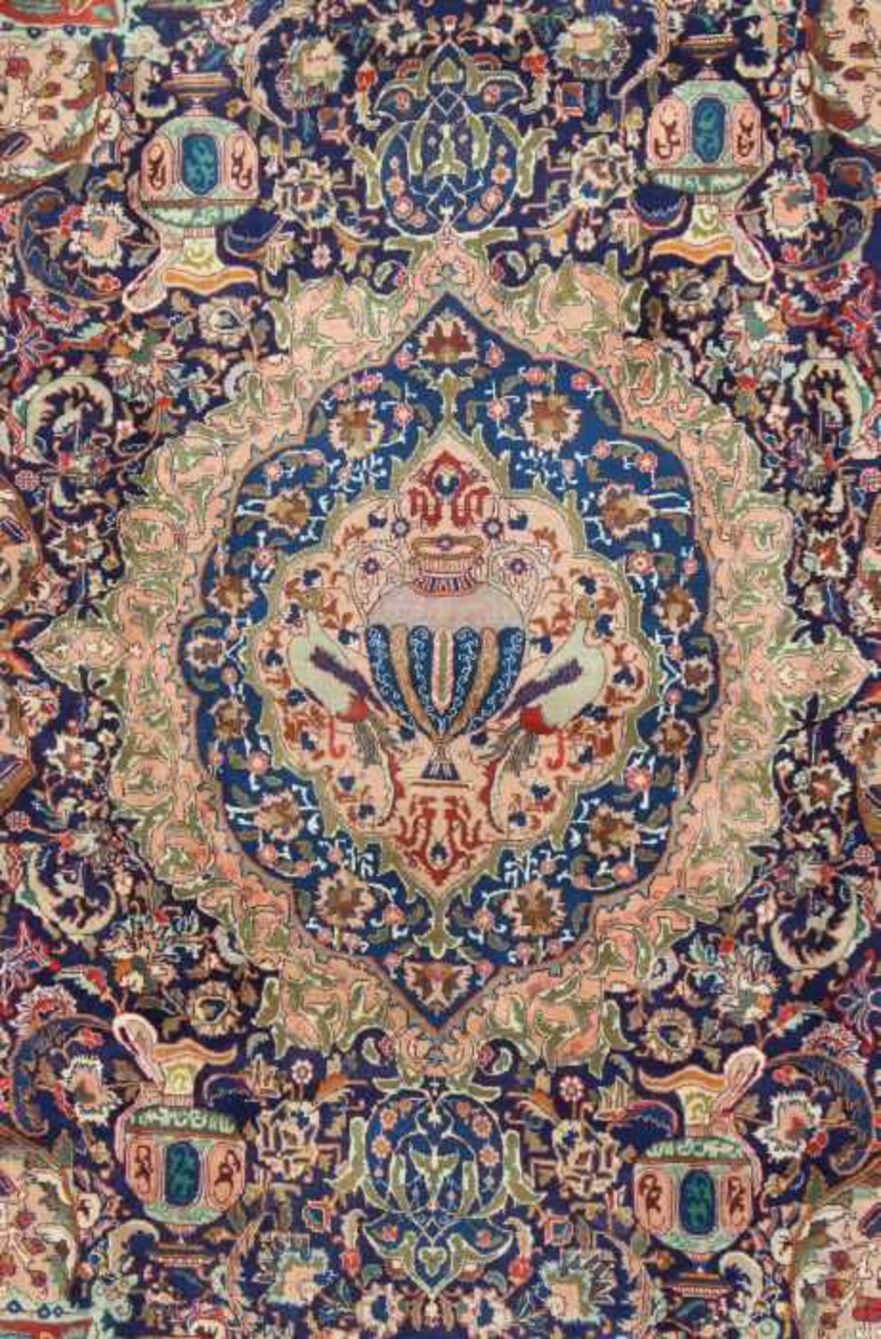 KashmarOstpersien, Ende 20. Jh., Wolle auf Baumwolle, hochfloriger Teppich mit königsblauem Fond, - Bild 2 aus 7