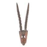 Karikpo Antilopenmaske der OgoniNigeria, Tiermaske mit Augenöffnungen und geschnitzten verdrehten