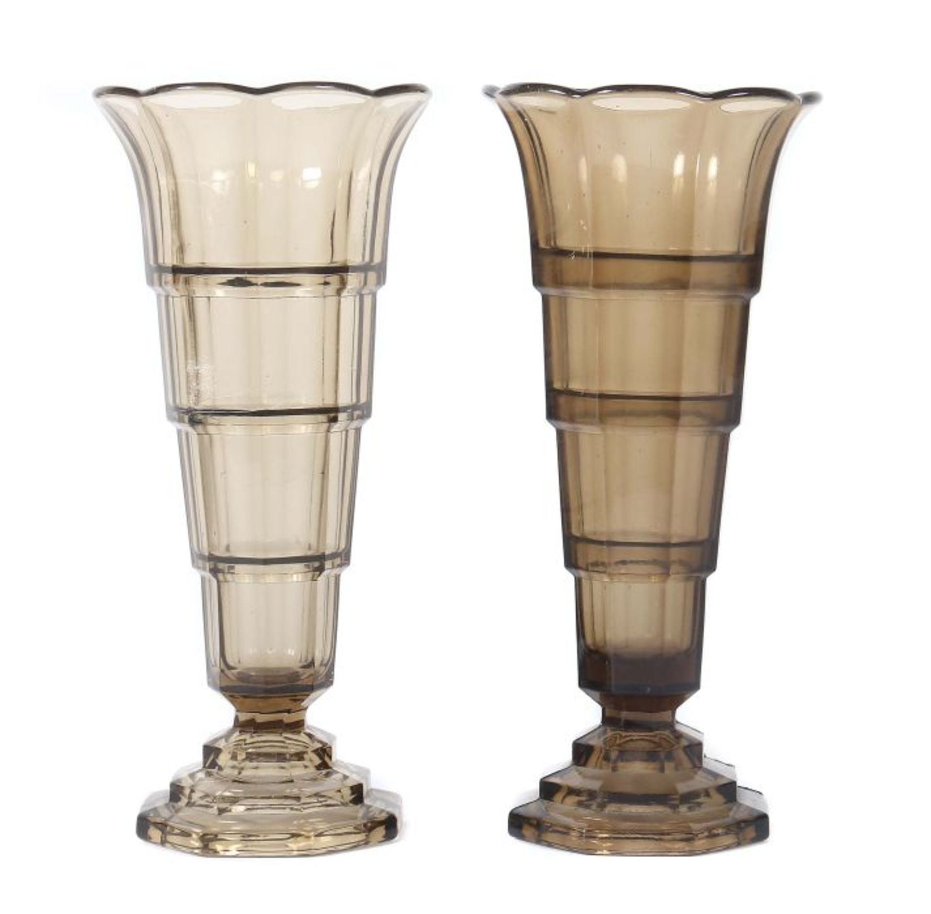 VasenpaarBelgien, 20. Jh., braunviolettes Glas, gepresst, polychonale Trichterform mit