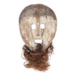 Gekalkte Maske der LegaDR Kongo, Holz, mit Bastbart, H: 49 cm.- - -25.00 % buyer's premium on the