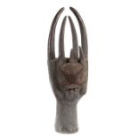 Monumentale Maske mit 7 Hörnernwohl Mali, Holz, Kupferdraht, Eisenkette und Gewebe, H: ca. 115