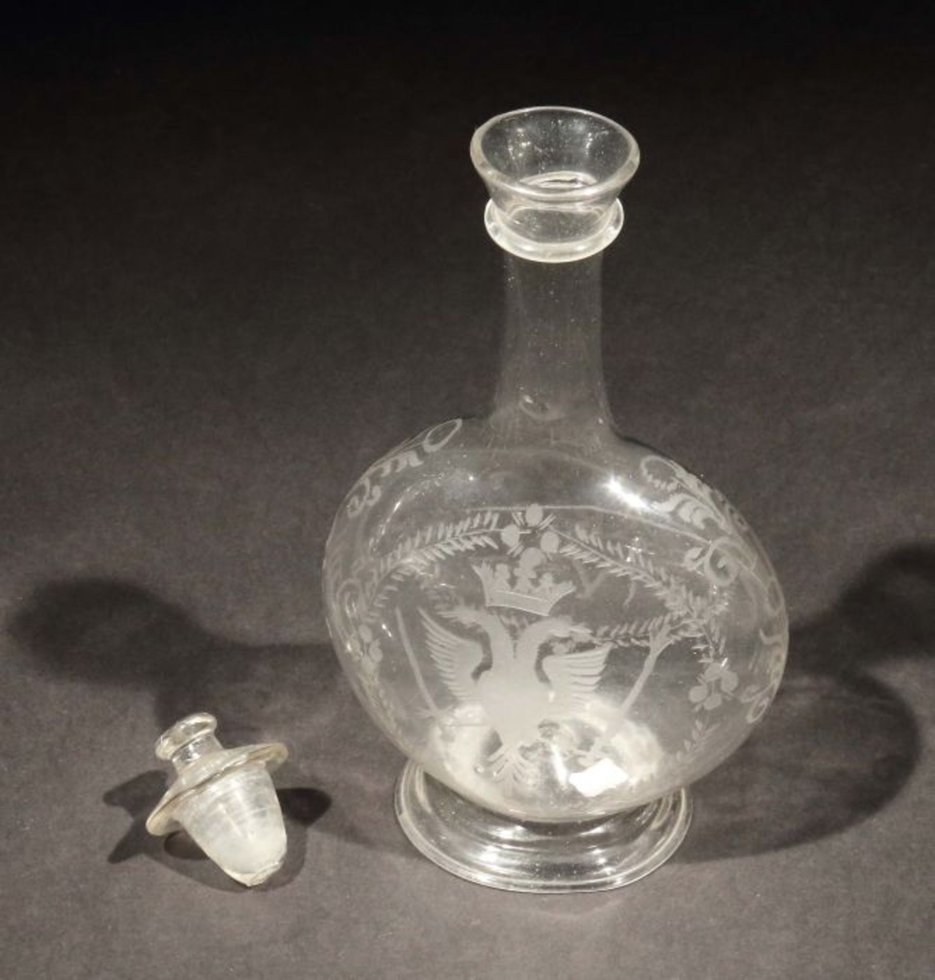 Flasche18. Jh., farbloses Glas, mundgeblasen und geschliffen, flacher runder Korpus mit engemHals, - Bild 3 aus 3