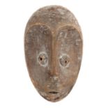 Maske der LegaDR Kongo, Holz mit Kalkresten, mit konisch geschnitzten Augen, H: 25 cm.- - -25.00 %