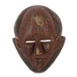 MaskeZentralafrika, Holz, mit geschnitzten Stirnnarben und rotbrauner-schwarzer Einfärbung, H:32