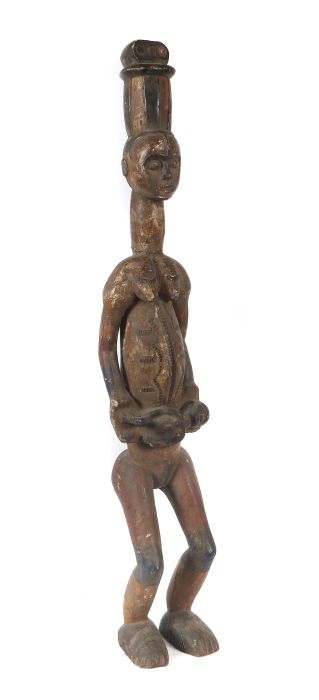 Große stehende MaternitéNigeria/wohl Ibibo, mit gekalkten und bemalten Partien, H: 123 cm.- - -25.00