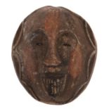 Maskeafrikanisch, Holz, mit geschnitzten gebleckten Zähnen und musterkonturiertem Gesicht, H:30 cm.-