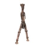 Große Zwitterstandfigurwohl Mali/Stamm der Bambara, Holz, Bastkordel und Tuch, H: 113 cm.- - -25.