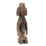 Weibliche Standfigur der MumuyeNigeria, Holz, schwarz eingefärbt, H: 48 cm.- - -25.00 % buyer's