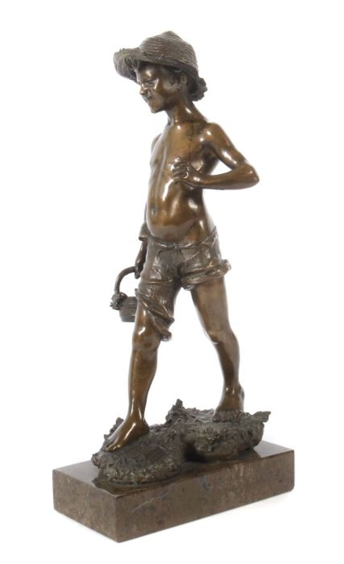 Bildhauer des 19./20. Jh."Knabe mit Korb", Bronze patiniert, vollplastische Figur eines Jungen mit