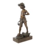 Bildhauer des 19./20. Jh."Knabe mit Korb", Bronze patiniert, vollplastische Figur eines Jungen mit