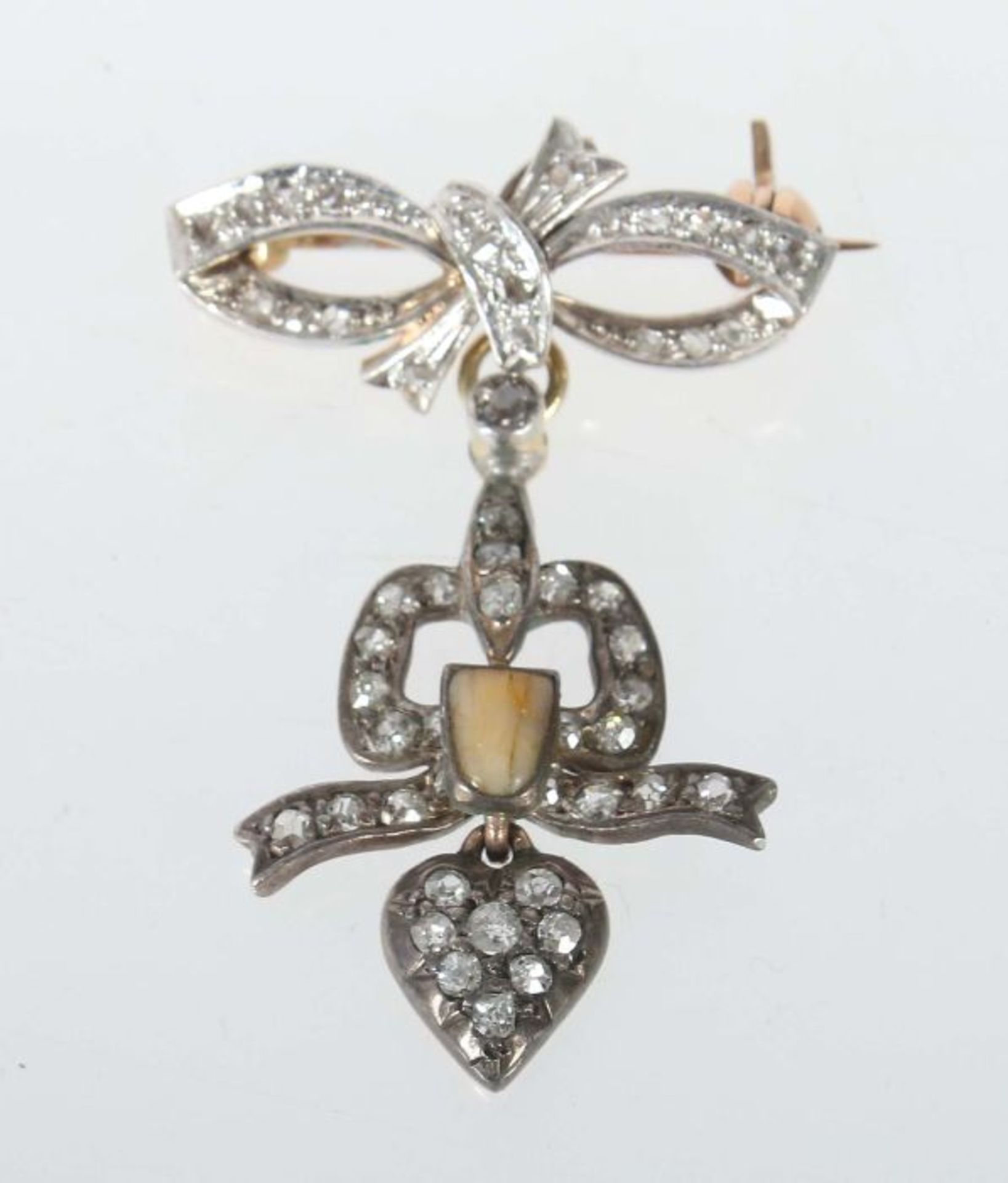 Art-Nouveau-Broscheum 1900, Gelbgold 750/Silber, kleine Brosche in Form einer Schleife besetzt mit