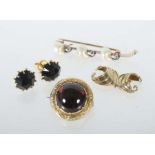 Konvolut Goldschmuck20. Jh., Gelbgold 585, 4-tlg. best. aus: 1 runde Brosche mit Granat-Cabochon;