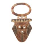 Bedu Büffelmaske der NafanaElfenbeinküste, flaches schildförmiges Maskengesicht mit eingeschnittenen