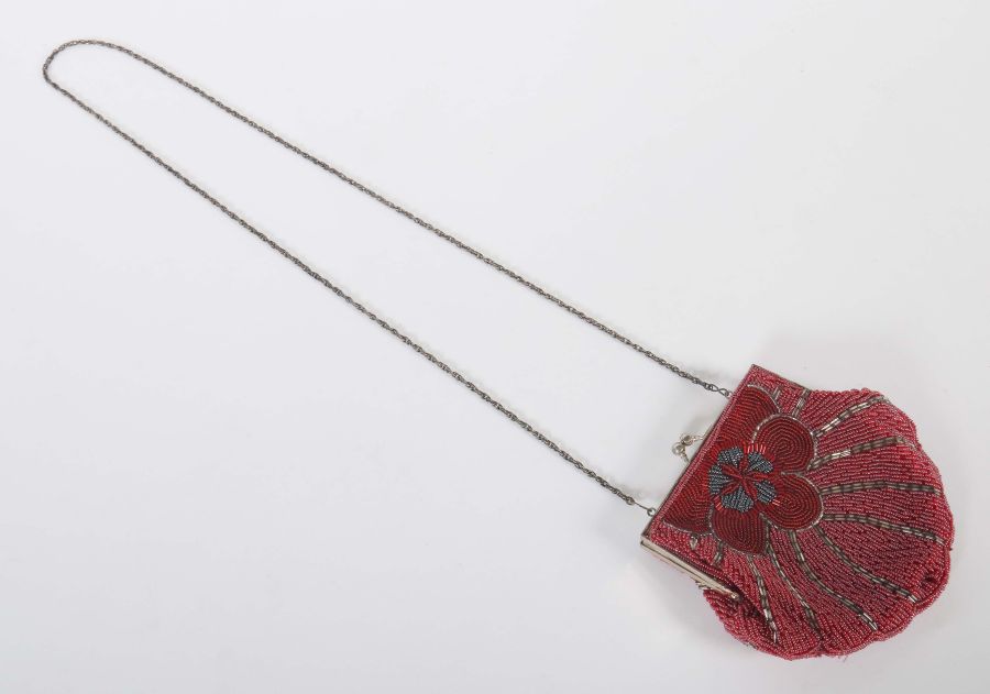 Handtaschewohl 1930er Jahre, muschelförmige Tasche mit dekorativer Perlstickerei, mit Metallbügelund - Image 3 of 3