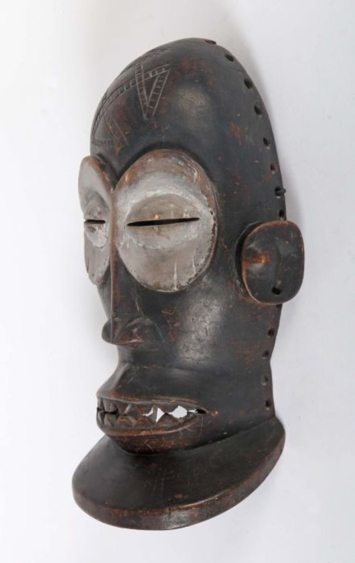 Maske der Chokwe mit grauweißen AugenpartienAngola, Holz schwarz eingefärbt, Stirn mit - Bild 2 aus 3