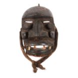 Maske der Dan BeteElfenbeinküste, Holz geschwärzt, mit krustiger Patina, mit Tierfell und