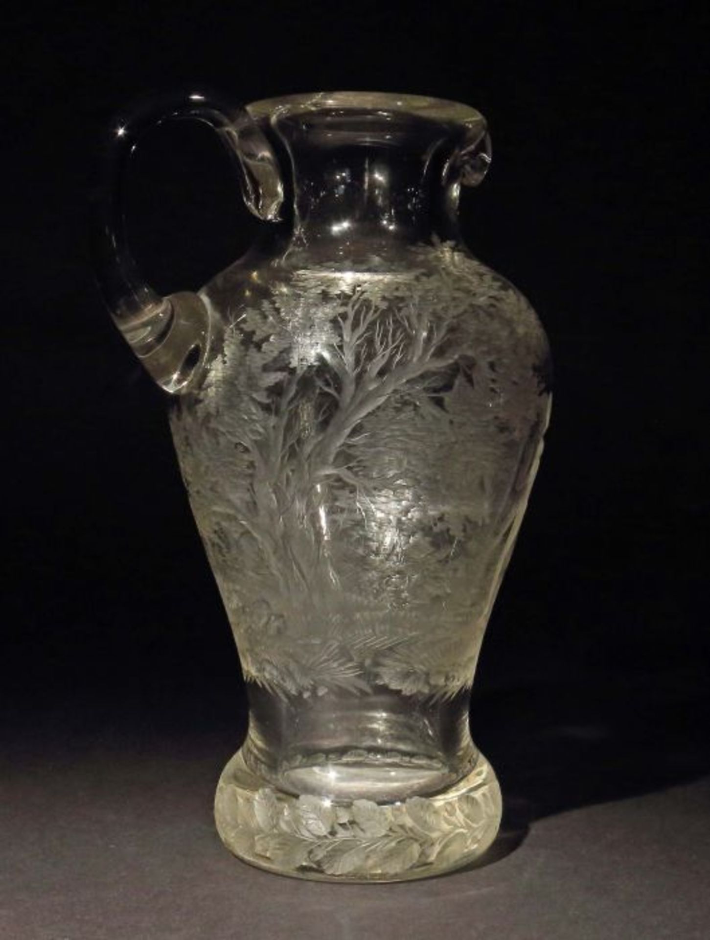 Krug mit figürlicher SzeneEnde 19./Anfang 20. Jh., farbloses Glas, formgeblasen und geschliffen, - Bild 4 aus 5