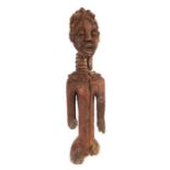 Fragment einer Figurwohl Nigeria/Kamerun, Holz, rot eingefärbt, mit geschnitztem Kopf- und
