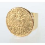 Münz-Ringum 1908, Gelbgold 585/900, breite Ringschiene, im Kopf gefasste Münze mit Adleremblem,