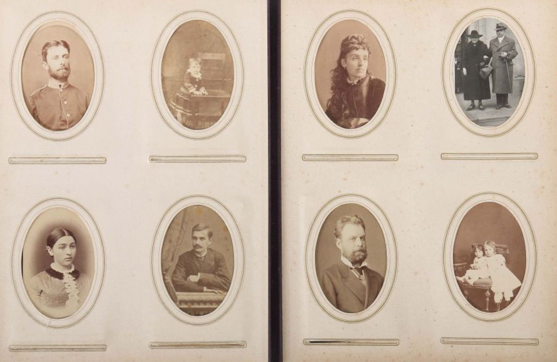 2 FamilienalbenDeutschland, um 1890/1900, mit insg. ca. 216 s/w-Familienfotografien, tls. - Bild 6 aus 11