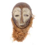 Maske der LegaDR Kongo, Holz, mit gekalktem Gesicht und Bastbart, H: 50 cm.- - -25.00 % buyer's