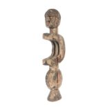 Figur der EketNigeria, Holz, blau, rot und weiß eingefärbt, H: 92 cm.- - -25.00 % buyer's premium on