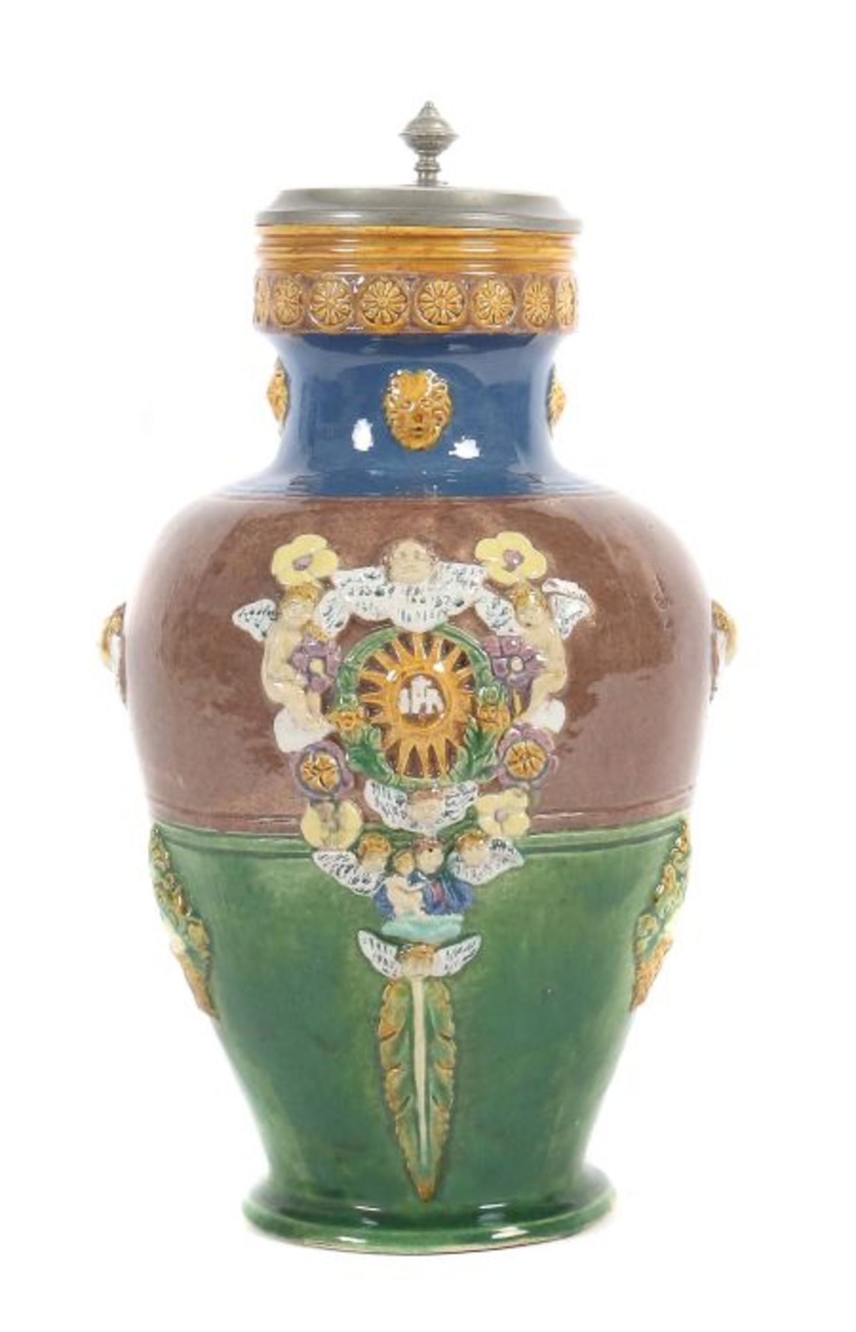 Großer Schenkkrugum 1900, heller Scherben, polychrome Scharffeuerbemalung, farblich variierende