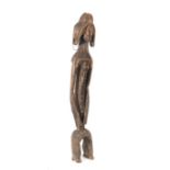 Weibliche Standfigur der MumuyeNigeria, Holz, mit Schmucknarben und Drahtohrring, H: ca. 112