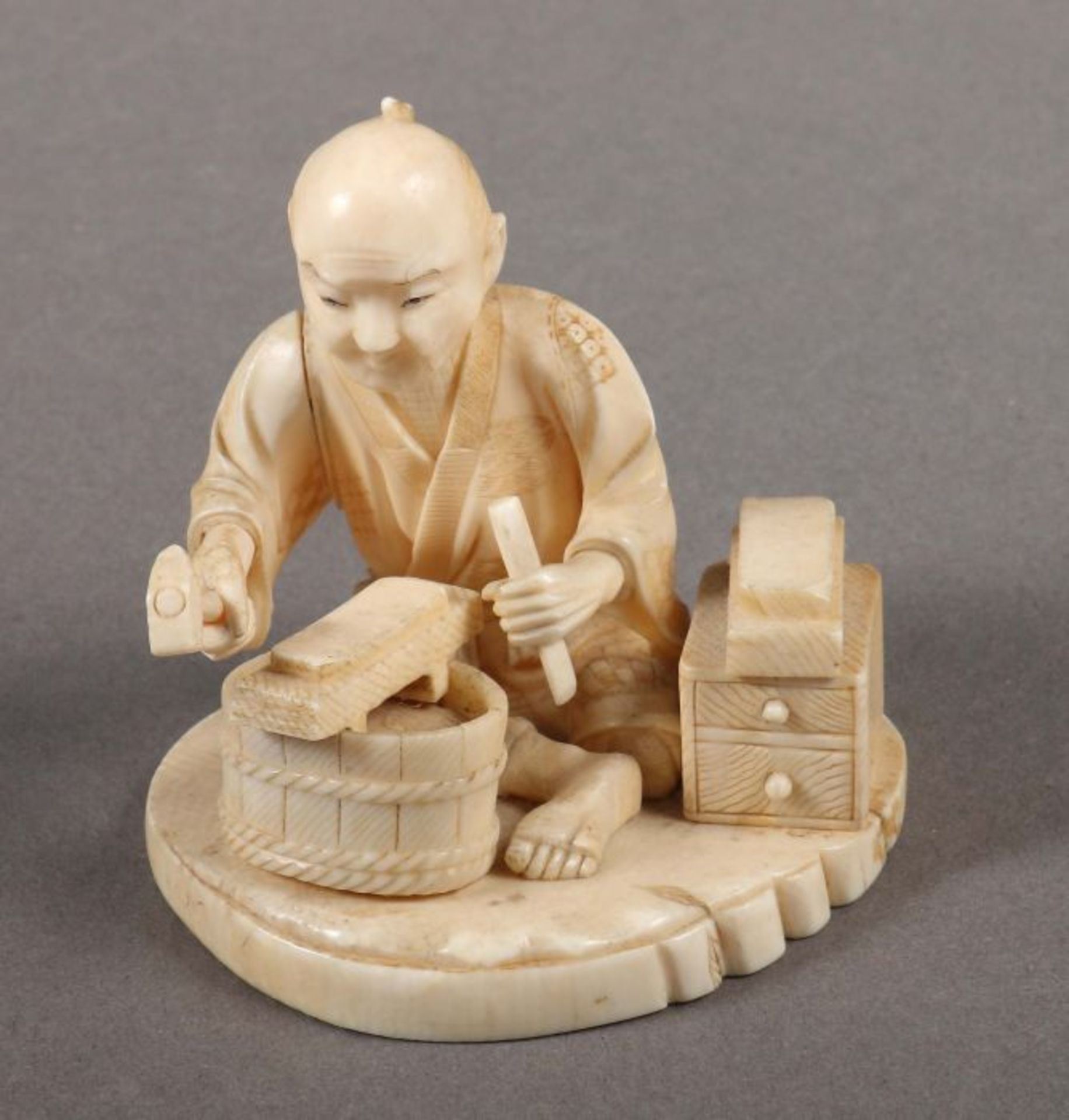 Okimono "Handwerker"Japan, späte Meiji-Periode (1868-1912), Elfenbein, part. geschwärzt, aus - Bild 3 aus 4