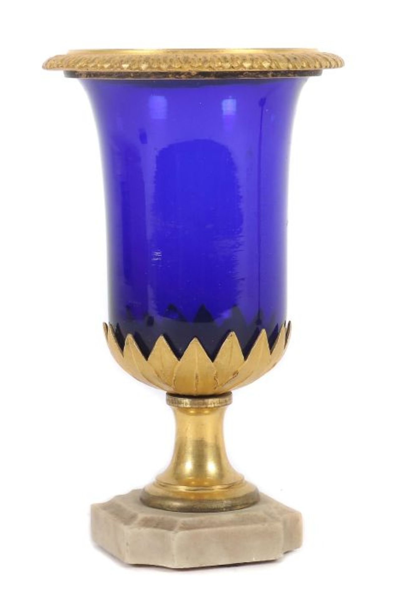 Fußglas im Empire-Stil19. Jh., blaues Glas, mundgeblasen, zylindrische Kuppa mit leicht