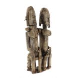 Thronendes Ahnenpaar der DogonMali, Holz mit grauer Patina, H: 76 cm.- - -25.00 % buyer's premium on