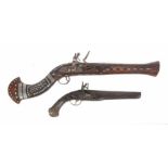 Pistole und kurze Tromblon-Flinte18./19. Jh., 1 Steinschlosspistole L: 40 cm mit Messingeinlagen