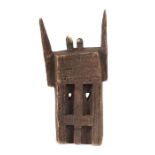 Spitzohrige Maske der DogonMali, Holz, mit eingeschnittenen Zickzack und Linienmuster, H: 57