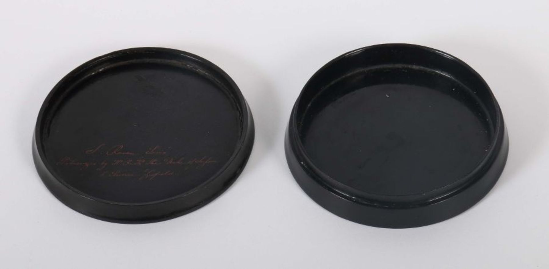 Runde Lackdose in Stobwasser-Manier19. Jh., runder Holzkorpus mit schwarzem Lack überzogen, Deckel - Bild 3 aus 4