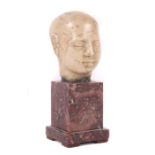 Skulpturenfragmentwohl China, 19. Jh., Speckstein (?), ausgeformter Kopf eines Asiaten, auf