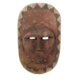 Rotbraune Brettmaskeafrikanisch, Holz, mit schwarz-weißem Zackenumriss, H: 52 cm.- - -25.00 %