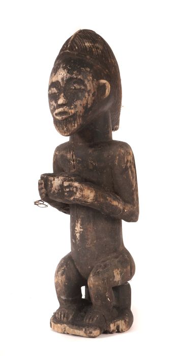 FigurWestafrika, Holz, sitzender Bärtiger mit Schale in den Händen, H: 41 cm.- - -25.00 % buyer's
