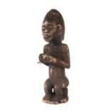 FigurWestafrika, Holz, sitzender Bärtiger mit Schale in den Händen, H: 41 cm.- - -25.00 % buyer's