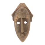 Maske der BambaraMali, Holz, mit geschnitzter haubenartiger Bekrönung und Stirnornamentik, H: 38