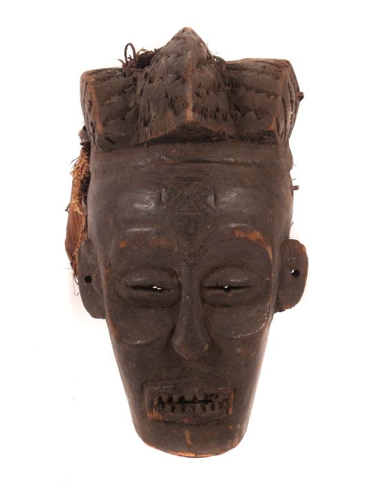 Maske der ChokweAngola, Holz, geschwärzt, mit Bastgewebe, H: 34 cm.- - -25.00 % buyer's premium on