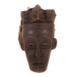 Maske der ChokweAngola, Holz, geschwärzt, mit Bastgewebe, H: 34 cm.- - -25.00 % buyer's premium on