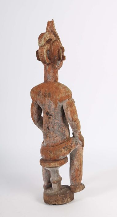 Auf Hocker sitzende FrauenfigurWestafrika (?), Holz, rötlich eingefärbt, H: ca. 85 cm.- - -25.00 % - Image 2 of 2