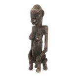 Sitzende Frauenfigur der SenufoElfenbeinküste u.a., Holz, H: 36 cm.- - -25.00 % buyer's premium on