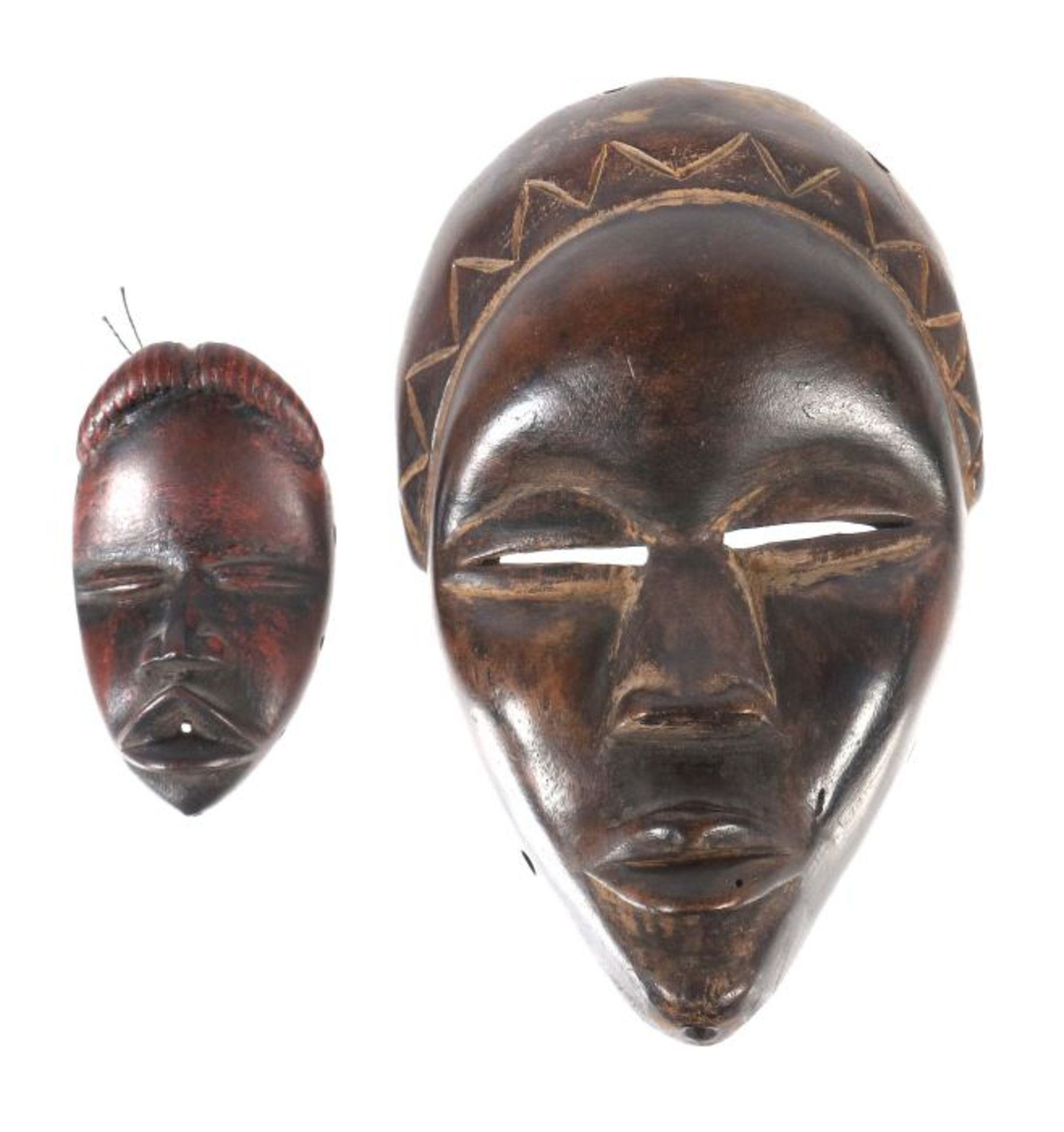Zwei Miniatur-Masken der DanElfenbeinküste, kleine Holzmasken mit menschlichen Gesichtern und