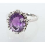 DamenringMitte 20. Jh., Weißgold 585, schmale Ringschiene, der Kopf besetzt mit Amethyst