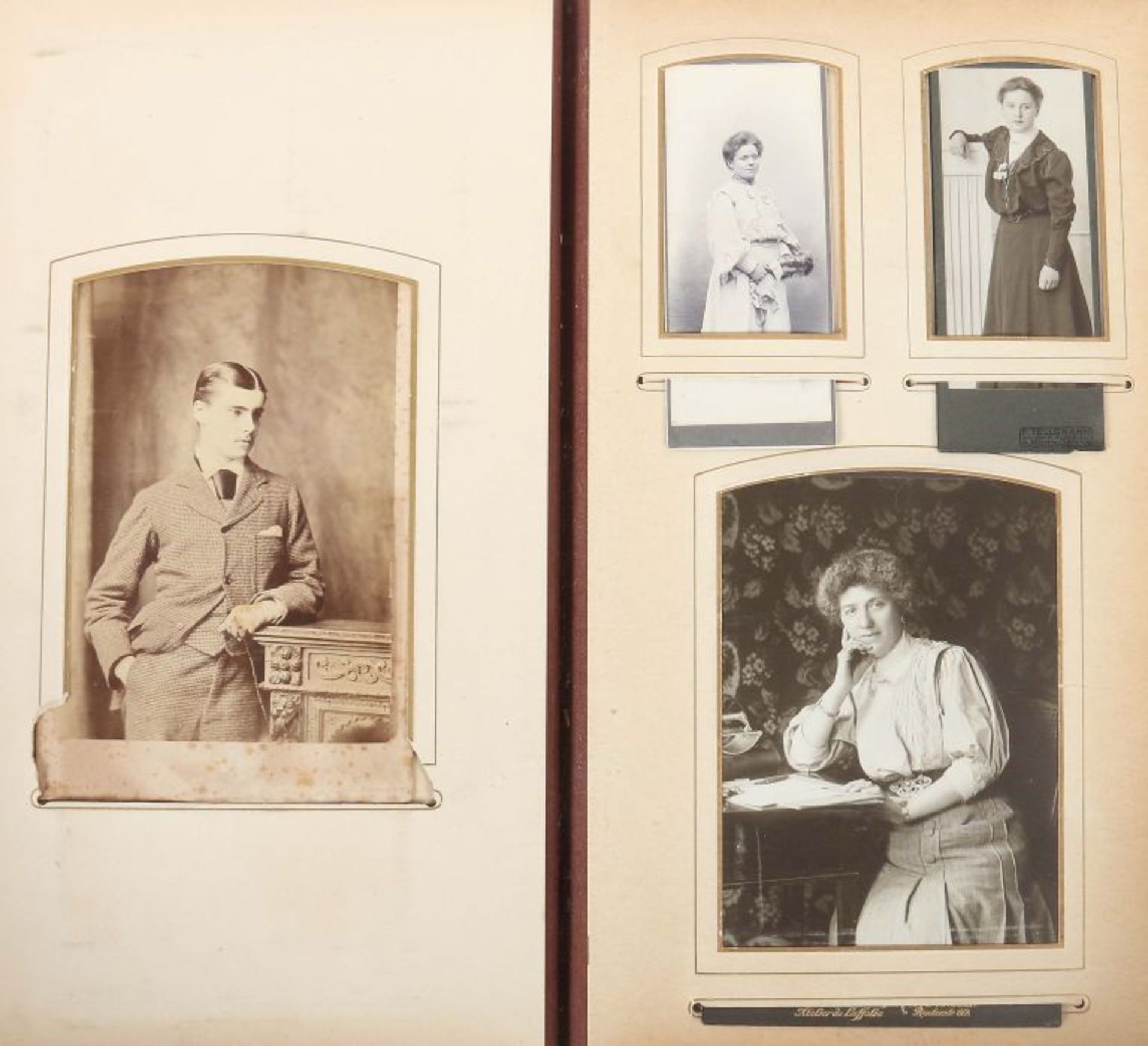 FamilienalbumDeutschland, um 1905, Album mit ca. 57 s/w-Fotografien, in lederbezogenem - Bild 5 aus 5