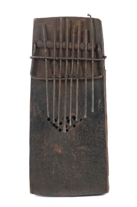LamellophonStamm der Chokwe?, Holz und Eisen, Musikinstrument, H: 30 cm.- - -25.00 % buyer's premium