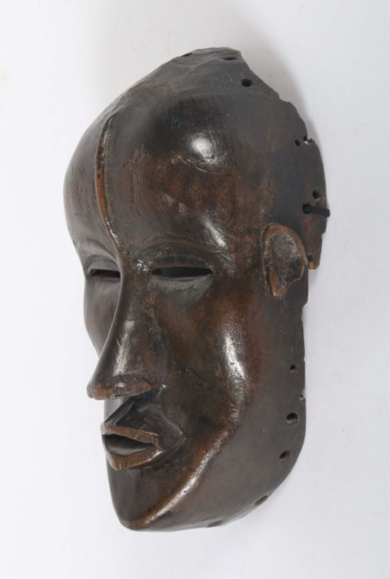 Maske der DanElfenbeinküste, schwarz eingefärbtes menschliches Maskengesicht mit Stirngrat, - Bild 2 aus 3